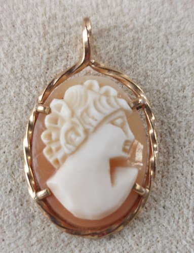 Ancien petit pendentif camée, en plaqué or