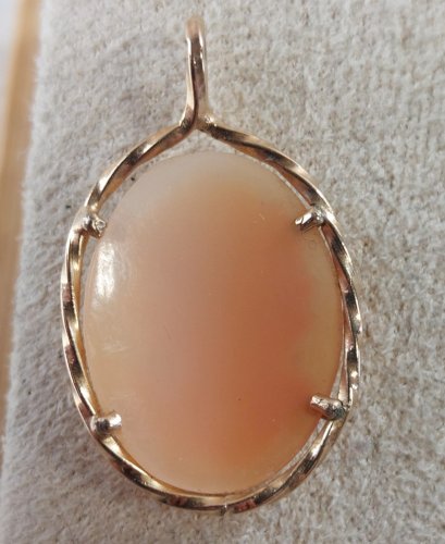 Ancien petit pendentif camée, en plaqué or