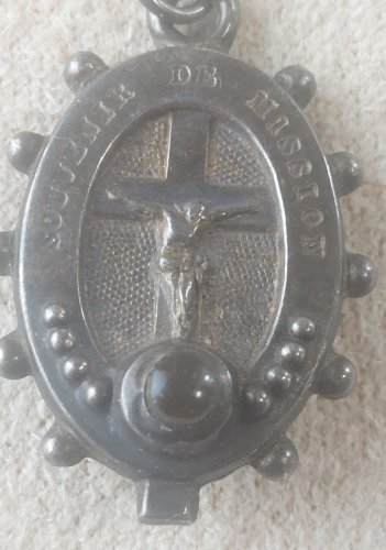 Ancien petit pendentif religieux, Souvenir de mission, en argent