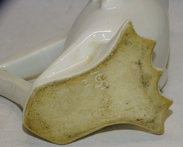 -ANCIEN PETIT PICHET ZOOMORPHE SANDOZ  PINGOUIN BLANC MANQUE CHAPEAU VITRINE   D