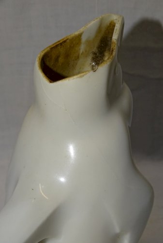 -ANCIEN PETIT PICHET ZOOMORPHE SANDOZ  PINGOUIN BLANC MANQUE CHAPEAU VITRINE   D
