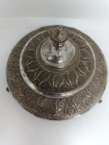 ancien petit plat de service en metal argenté signé WMFM en etat correct
