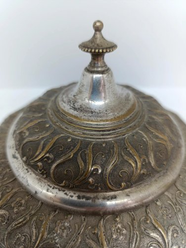 ancien petit plat de service en metal argenté signé WMFM en etat correct