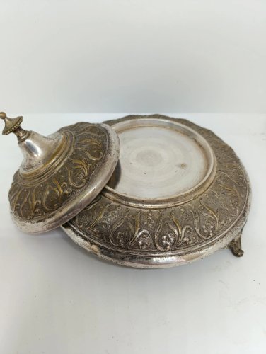 ancien petit plat de service en metal argenté signé WMFM en etat correct