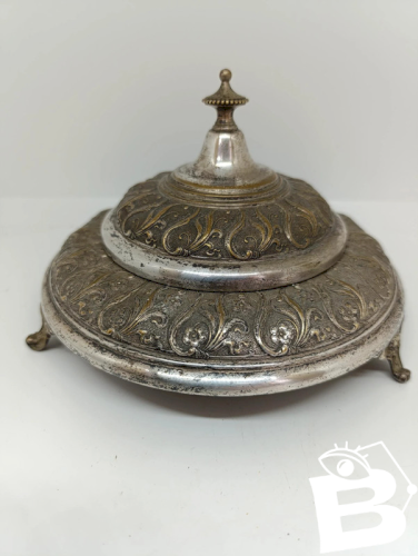 ancien petit plat de service en metal argenté signé WMFM en etat correct
