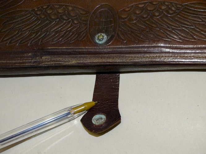 -ANCIEN PETIT PORTE MONNAIE CUIR Gaufré décor Ailes miroir intérieur collection