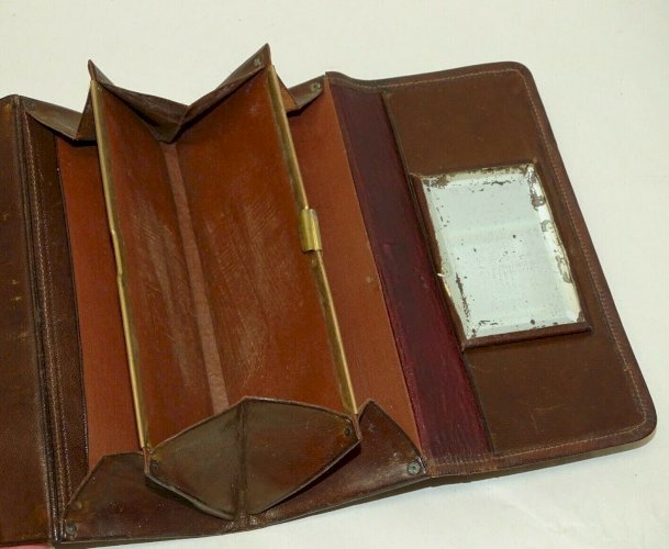 -ANCIEN PETIT PORTE MONNAIE CUIR Gaufré décor Ailes miroir intérieur collection