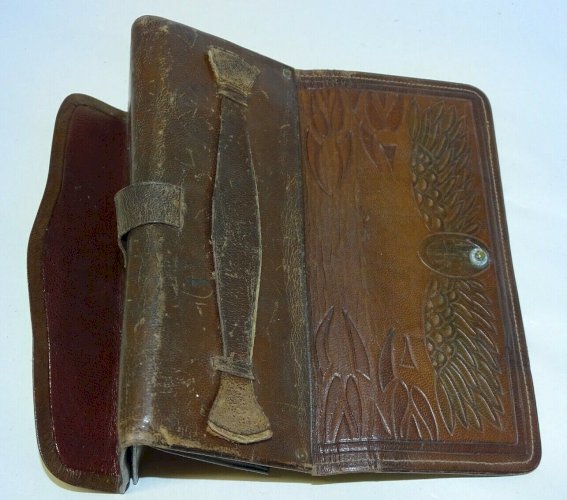 -ANCIEN PETIT PORTE MONNAIE CUIR Gaufré décor Ailes miroir intérieur collection