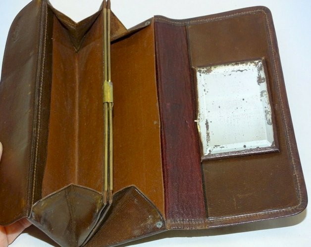 -ANCIEN PETIT PORTE MONNAIE CUIR Gaufré décor Ailes miroir intérieur collection