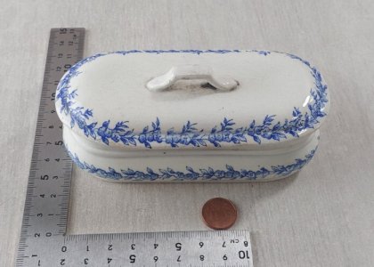 Old small soap dish / miniature soap holder, made of ceramic, to be identified.