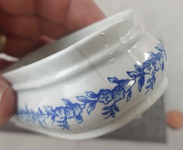 Ancien petit pot à savon / porte savon miniature, en céramique, à identifier