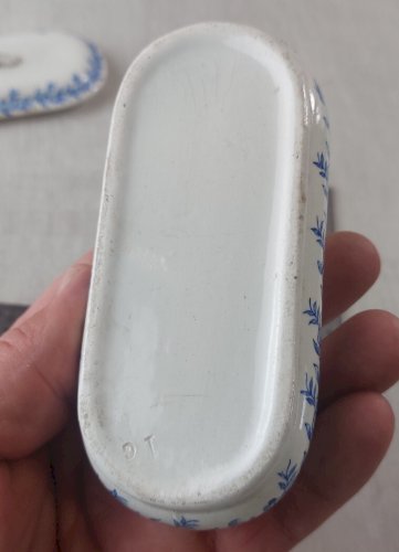 Ancien petit pot à savon / porte savon miniature, en céramique, à identifier