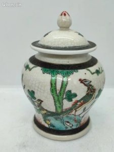 old covered Chinese Nanking pot in good condition