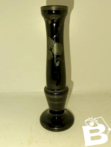 ancien petit vase en opaline noir à decor floral en bon etat