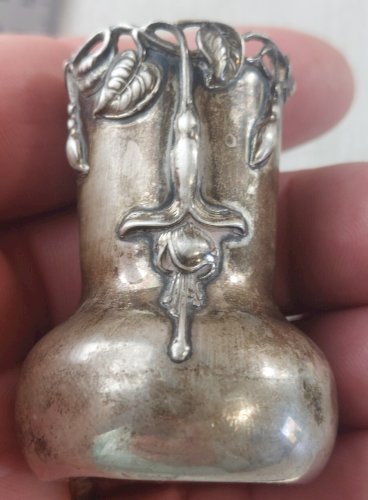 Ancien petit vase miniature, en argent