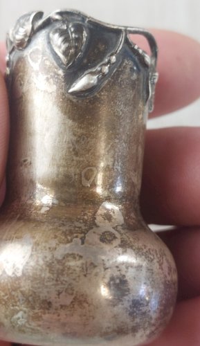 Ancien petit vase miniature, en argent