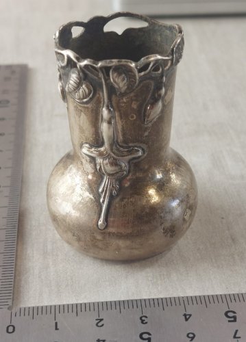 Ancien petit vase miniature, en argent