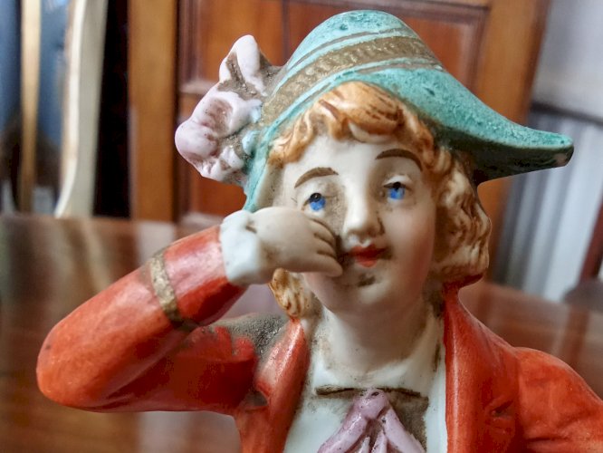 Ancien Petit Vase Porcelaine Biscuit Personnage statuette Figurine