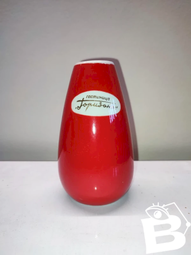 Ancien petit vase russe de couleur rouge signé en bel etat