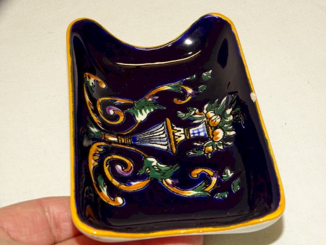 -ANCIEN PETIT VIDE POCHE ou PORTE SAVON CERAMIQUE GIEN RENAISSANCE  VITRINE   D
