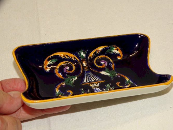 -ANCIEN PETIT VIDE POCHE ou PORTE SAVON CERAMIQUE GIEN RENAISSANCE  VITRINE   D