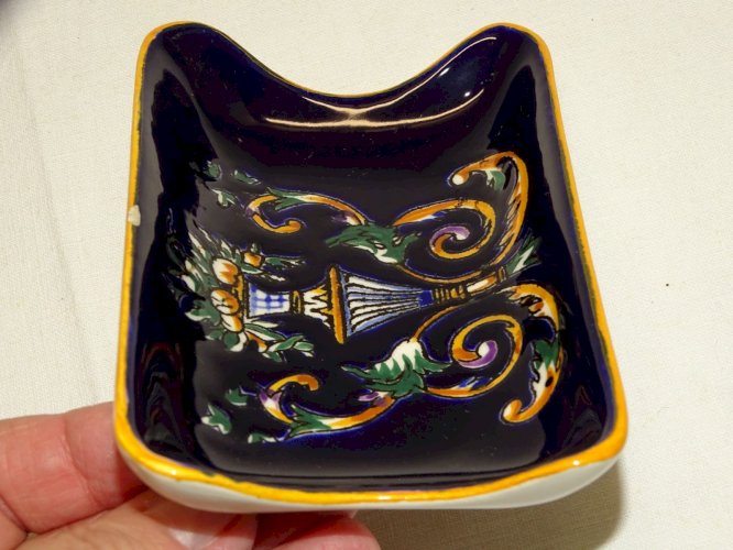 -ANCIEN PETIT VIDE POCHE ou PORTE SAVON CERAMIQUE GIEN RENAISSANCE  VITRINE   D