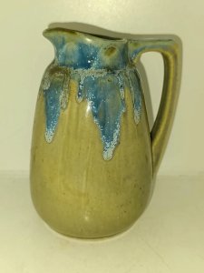 ancien pichet à coulure bleu dans le gout de denbac en bon etat