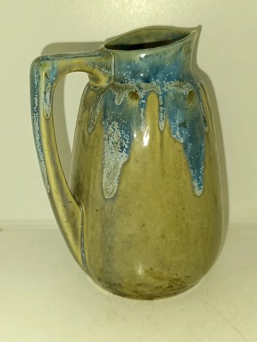 ancien pichet à coulure bleu dans le gout de denbac en bon etat