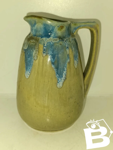 ancien pichet à coulure bleu dans le gout de denbac en bon etat