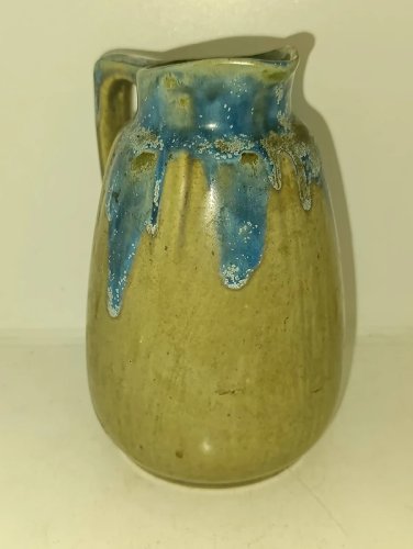 ancien pichet à coulure bleu dans le gout de denbac en bon etat