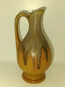 ancien pichet à coulure marron signé denbac en bon etat