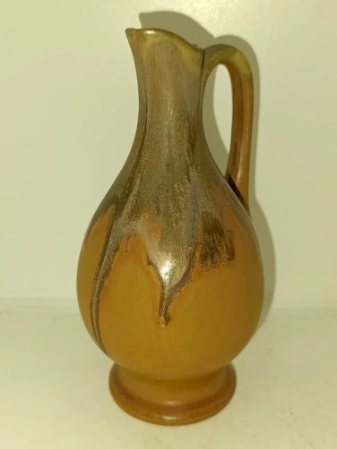 ancien pichet à coulure marron signé denbac en bon etat