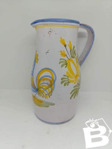 ancien pichet à decor de coq et fleur en bon etat