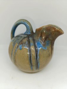 ancien pichet boule en gres signé dans le style metenier en bon etat