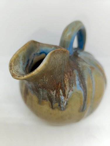 ancien pichet boule en gres signé dans le style metenier en bon etat