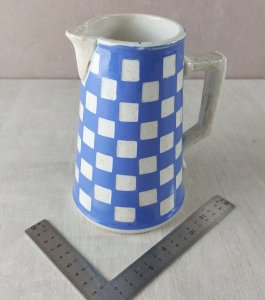 Ancien pichet / carafe, décor lustucru / damier, en céramique de Sarreguemines ^