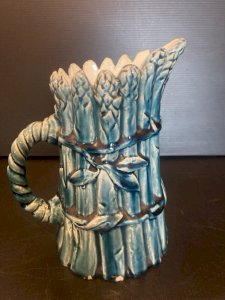 ancien pichet cruche barbotine bleu  Choisy-le-Roi à décor d'asperges majolique