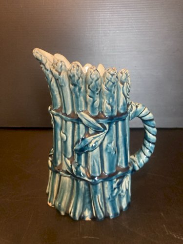 ancien pichet cruche barbotine bleu  Choisy-le-Roi à décor d'asperges majolique