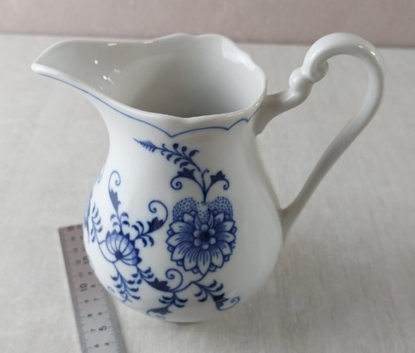 Ancien pichet, décor Blue Onion / en porcelaine de Tchécoslovaquie / Czech