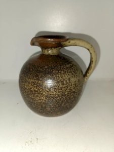 ancien pichet en gres signé jean tissier  le cep en bon etat