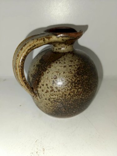 ancien pichet en gres signé jean tissier  le cep en bon etat