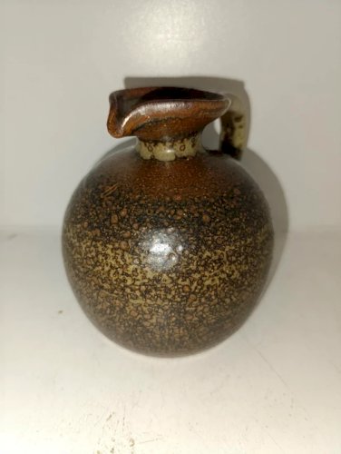 ancien pichet en gres signé jean tissier  le cep en bon etat