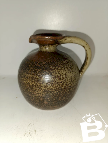 ancien pichet en gres signé jean tissier  le cep en bon etat