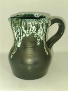 ancien pichet signé à coulure vert et blanc en bon etat