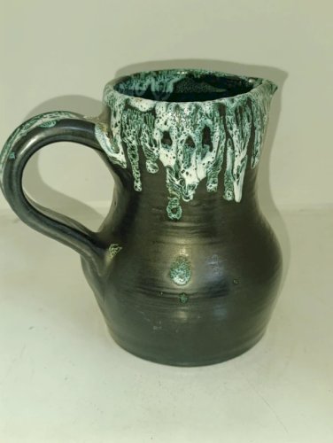 ancien pichet signé à coulure vert et blanc en bon etat