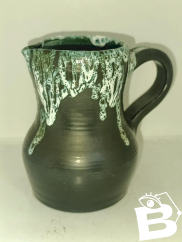 ancien pichet signé à coulure vert et blanc en bon etat