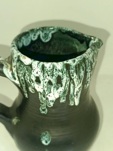 ancien pichet signé à coulure vert et blanc en bon etat