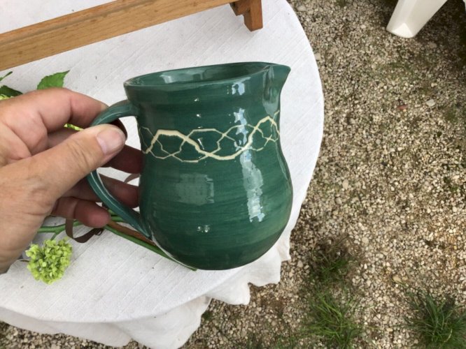 ANCIEN PICHET SIGNÉ EN céramique de 1950 signée de 2 poisson TON vert sauge