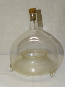-ANCIEN PIEGE A MOUCHES VERRE SOUFFLE sur 2 PIEDS VERRE COLLECTION VITRINE    D