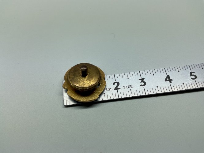 Ancien Pin's - Boutonnière  - Club Athlétique Société Générale - Métal Doré